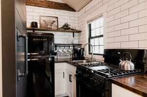 Signature Cottage | Bathroom | Hair dryer, towels, soap, shampoo