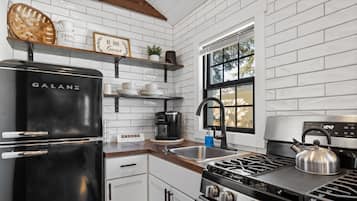 Cottage có thiết kế đặc trưng | Bếp riêng | Tủ lạnh, lò vi sóng, bếp nấu, dụng cụ pha cà phê/trà