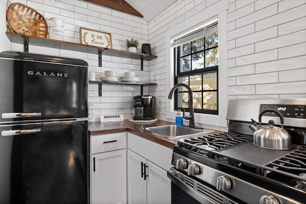 Signature Cottage | Private kitchen | Fridge, microwave, stovetop, coffee/tea maker