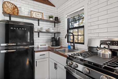Signature Cottage | Private kitchen | Fridge, microwave, stovetop, coffee/tea maker