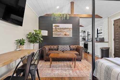 Signature cottage | Woonruimte | Een 55-inch ledtelevisie met digitale zenders, televisie en Hulu