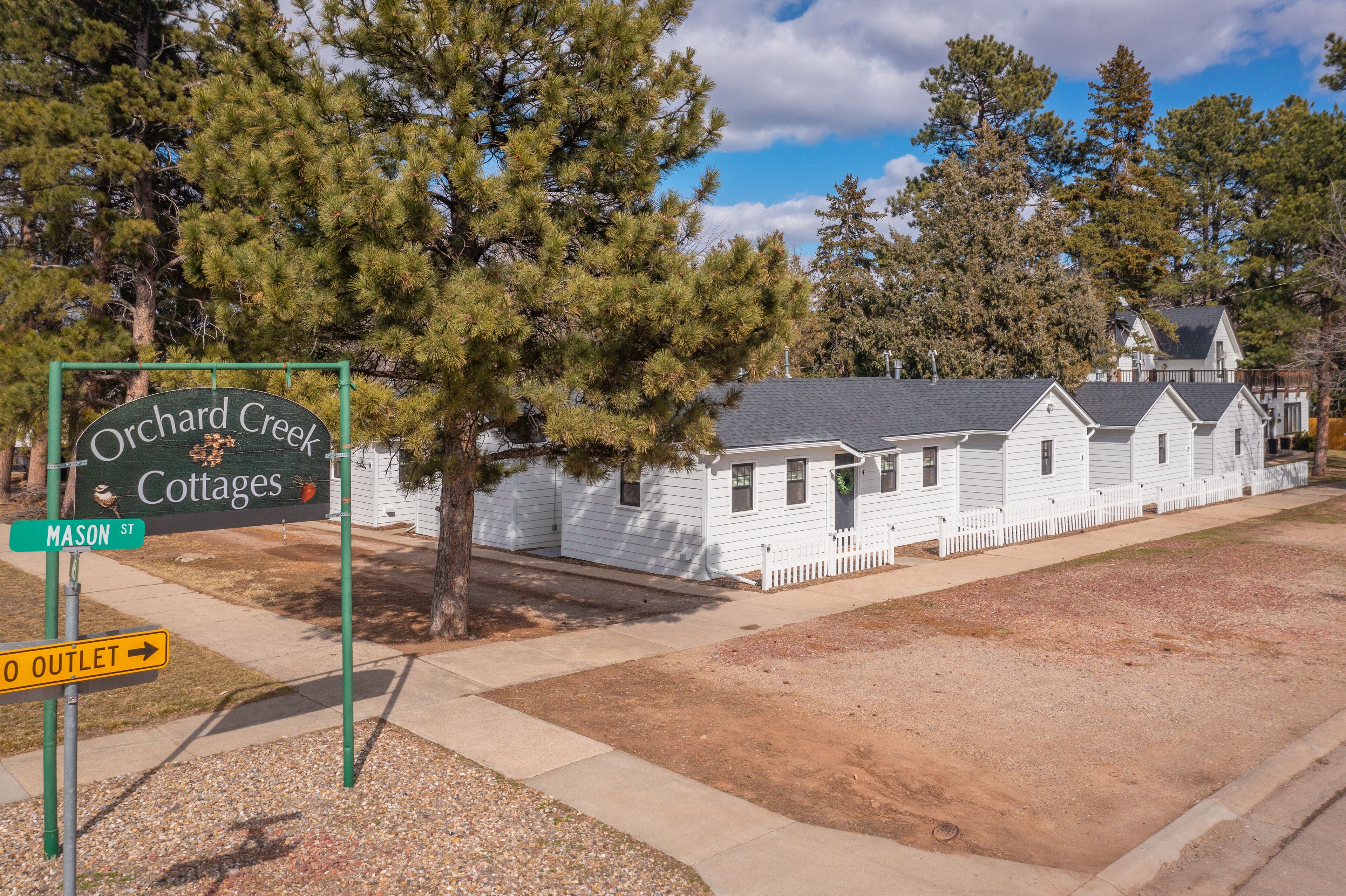 Orchard Creek Cottages with a sign indicating a nearby outlet.