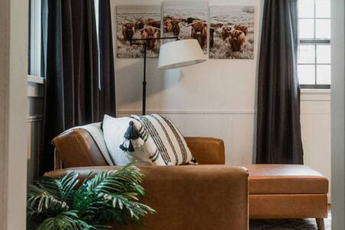 Småhus | Oppholdsområde | En 55-tommers LED-TV med digitale kanaler samt TV og Hulu