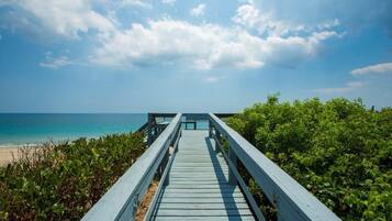 Beach nearby, sun-loungers, beach towels