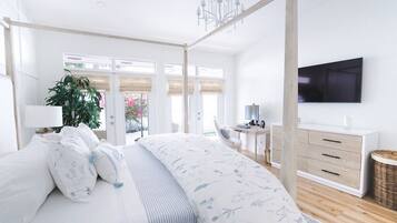 3 bedrooms, desk, iron/ironing board, free WiFi