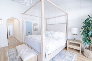 3 bedrooms, desk, iron/ironing board, free WiFi