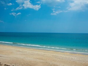 Beach nearby, sun loungers, beach towels