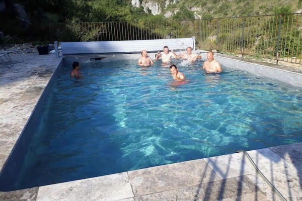 Een buitenzwembad en een verwarmd zwembad