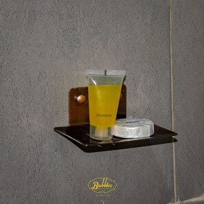Shower, rainfall showerhead, free toiletries, towels - BUBBLES LODGE KINANGOP (Engineer)