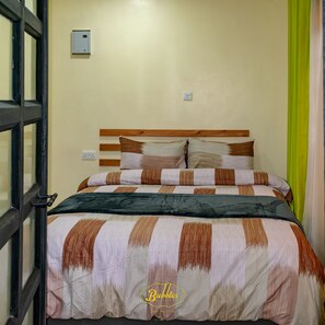 Decoración individual, wifi gratis, ropa de cama