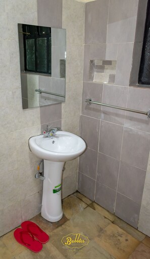 Shower, rainfall showerhead, free toiletries, towels