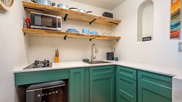 Executive Room | Private kitchen | Microwave, coffee/tea maker
