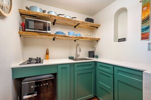 Executive Room | Private kitchen | Microwave, coffee/tea maker - Pecos Trail Inn (Santa Fe)