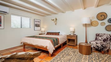 Une chambre à coucher comprenant un lit, des tables de chevet, une lampe, une chaise et des éléments de décoration murale.