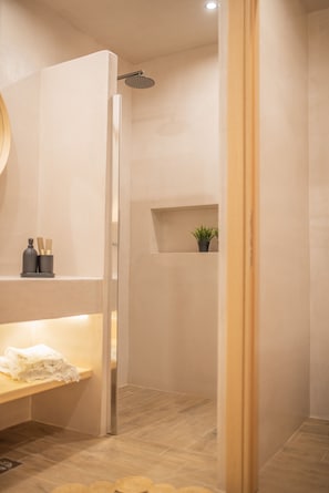 Ensemble douche/baignoire, sĂšche-cheveux, serviettes fournies, savon