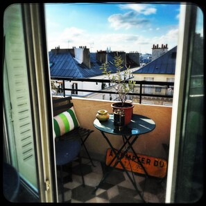 Interior - Chambre Goncourt Paris view (Paris)