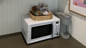 咖啡機/沖茶器、雪櫃、微波爐、焗爐