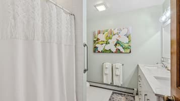Douche, sèche-cheveux, serviettes fournies, savon