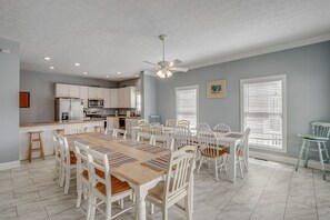 Dining - Almost Paradise: Luxury 7 Bedroom, 6 Bathroom Beach Home with Private Pool & Hot (North Myrtle Beach)