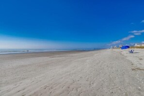 Beach nearby - Almost Paradise: Luxury 7 Bedroom, 6 Bathroom Beach Home with Private Pool & Hot (North Myrtle Beach)