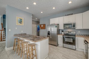 Fridge, microwave, oven, stovetop - Almost Paradise: Luxury 7 Bedroom, 6 Bathroom Beach Home with Private Pool & Hot (North Myrtle Beach)