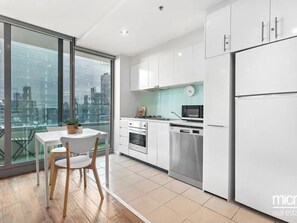 Kühlschrank, Mikrowelle, Ofen, Geschirrspüler