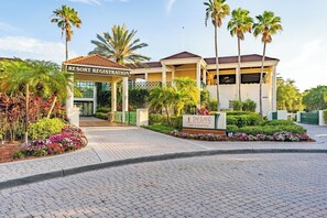 Edificio de registro de un resort con un cartel que indica Star Island Resort & Club, recepción y vestíbulo.