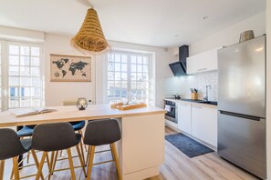 Réfrigérateur, un four, surface de cuisson, lave-vaisselle