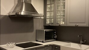 冷蔵庫、電子レンジ、オーブン、コンロ