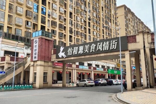 Un edificio de varios pisos con un letrero que indica un patio de comidas.