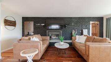 Una Smart TV, una chimenea, videojuegos, un reproductor de DVD