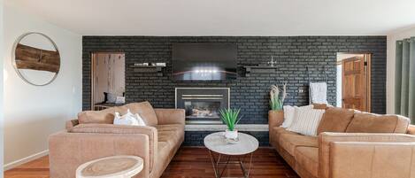 TV connectée, cheminée, jeux vidéo, lecteur de DVD