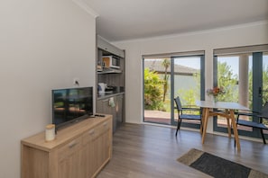 Kühlschrank, Mikrowelle, Herdplatte, Wasserkocher mit Kaffee-/Teezubehör