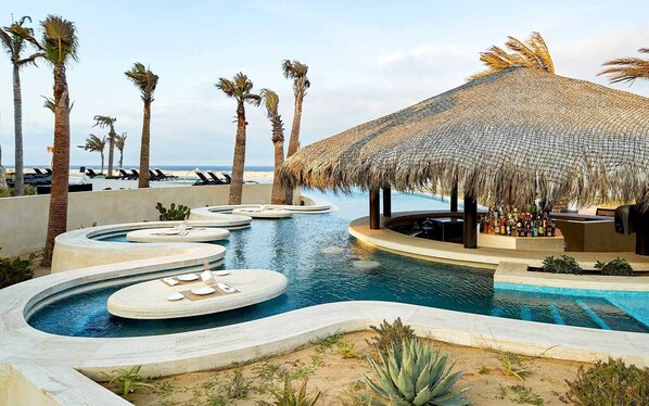 Utendørsbasseng og et evighetsbasseng