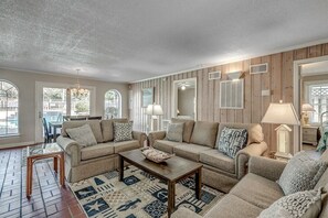Smart TV, DVD player - Coastin' Tine: 8 BR/6BA w/ Private Pool/Hot Tub - across the street from Beach! (North Myrtle Beach)