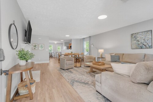 All on One Level | Big Sofa, Clean & Quiet Stay