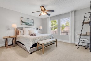 3 habitaciones, escritorio y tabla de planchar con plancha 