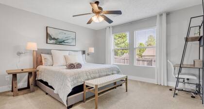 All on One Level | Big Sofa, Clean & Quiet Stay