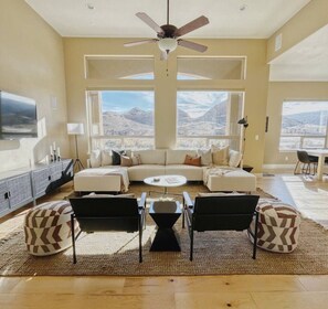 TV, stereo - Red Vista Views: Serenity at the Monument (Grand Junction)