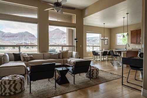 Red Vista Views: Serenity at the Monument