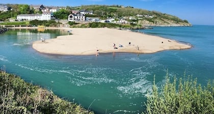 Beautiful coastal retreat with sea views, 100m to Aberporth Beach!