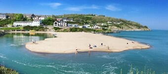 Beautiful coastal retreat with sea views, 100m to Aberporth Beach!