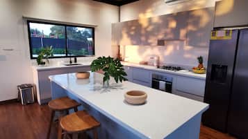 Frigorífico, placa de cocina, cafetera o tetera y hervidor eléctrico