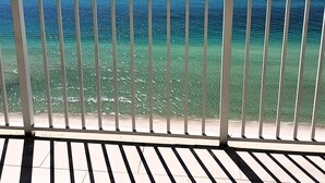 Ein Balkon mit Blick auf den Ozean.