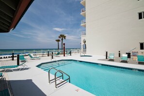 Alberca techada y alberca al aire libre