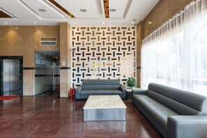 Lobby-lounge