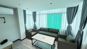 Ein modernes Wohnzimmer mit einem Ecksofa, einem Glastisch und einer Bank.