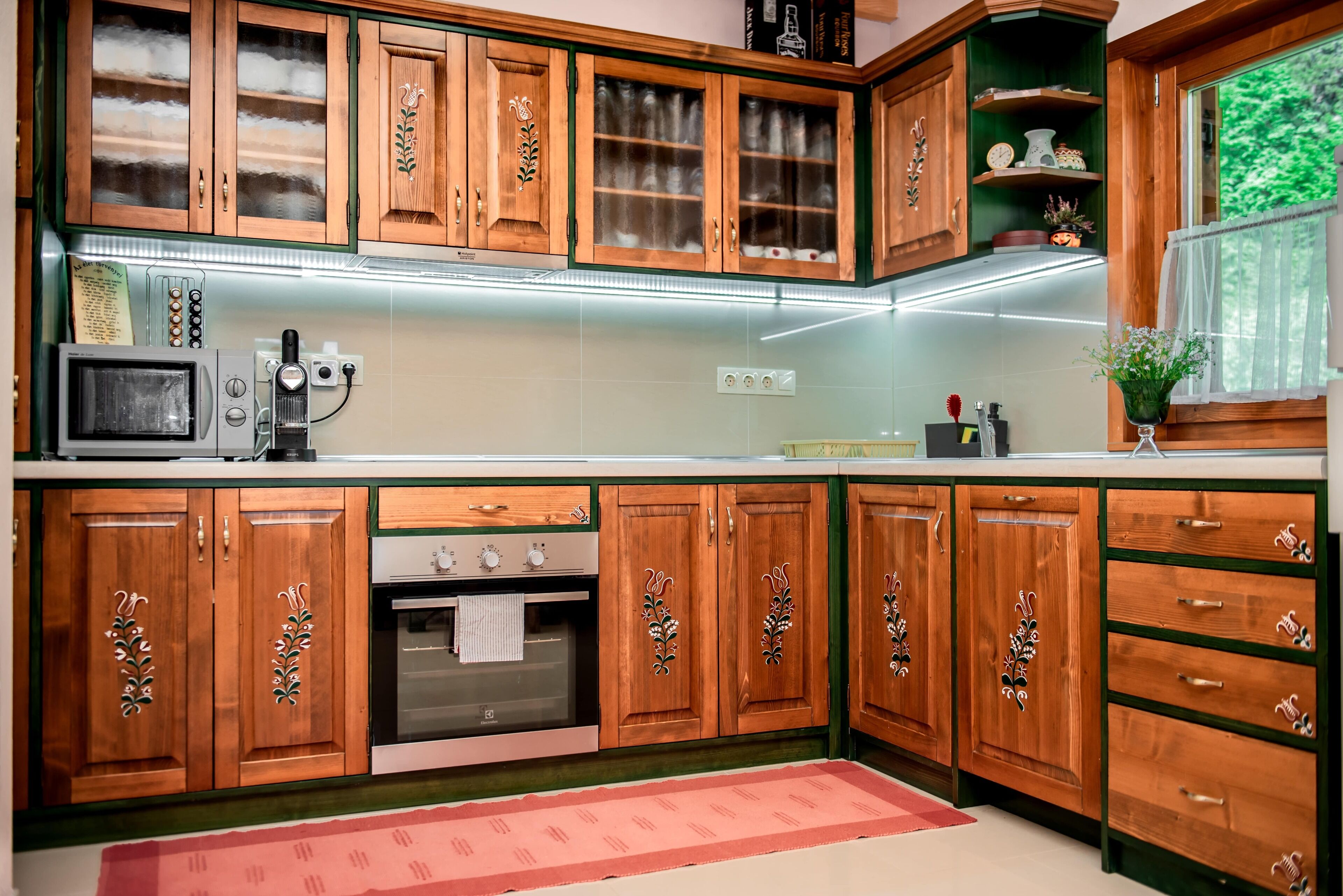 Kjøleskap, mikrobølgeovn, oppvaskmaskin og kaffetrakter/tekoker