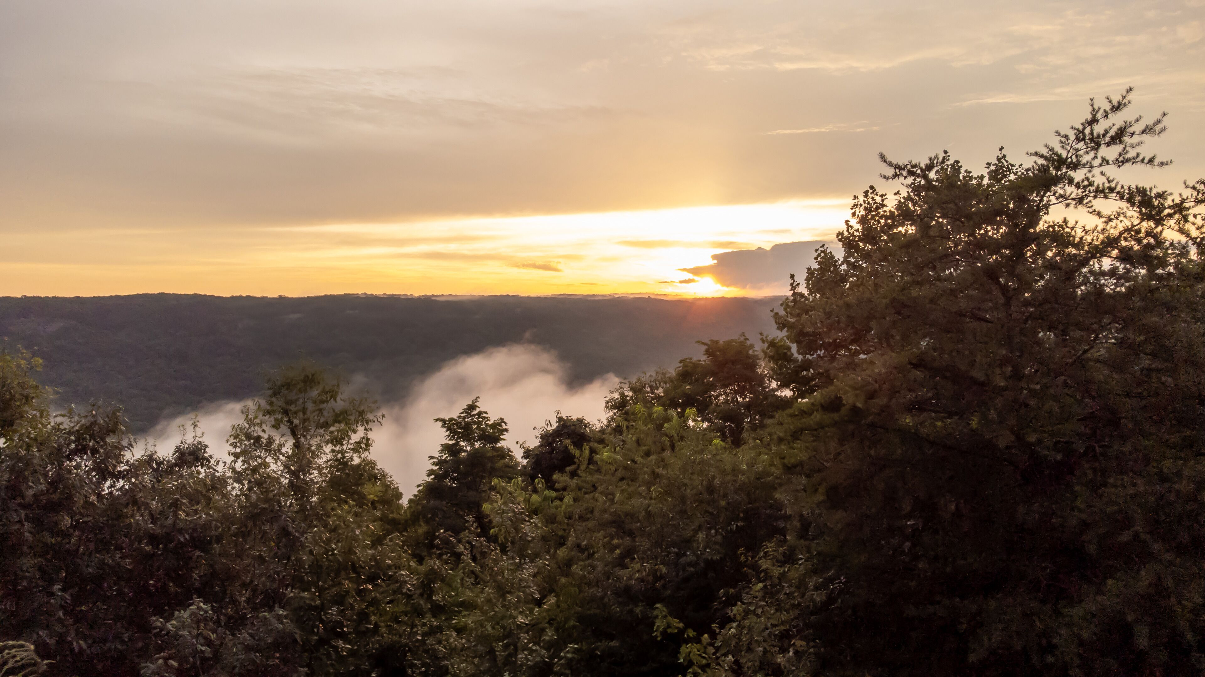 Un paysage montagneux au coucher du soleil.
