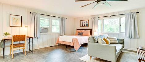 Desk, iron/ironing board, Internet, bed sheets